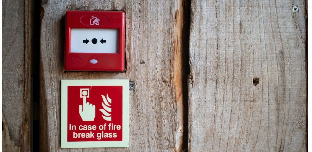 Saber como agir em uma emergência é parte essencial da prevenção de incêndio para condomínios
