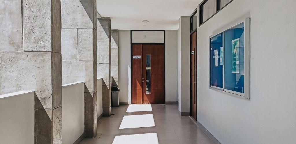 Nas áreas internas, o inverno também favorece obras com menor impacto no cotidiano dos moradores. Com menor circulação de pessoas nos corredores, por exemplo, o síndico pode fazer ajustes de infraestrutura, reparos elétricos e pintura