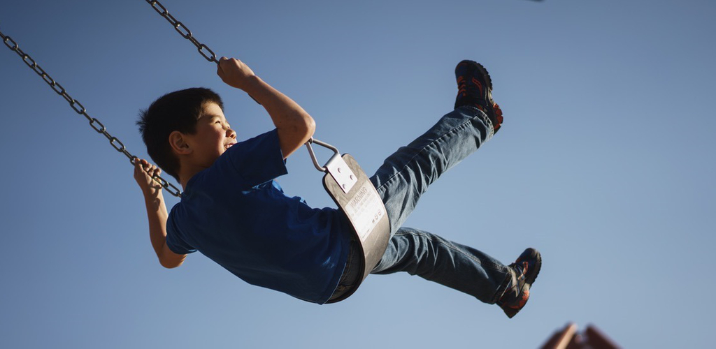 crianças no condomínio segurança no playground
