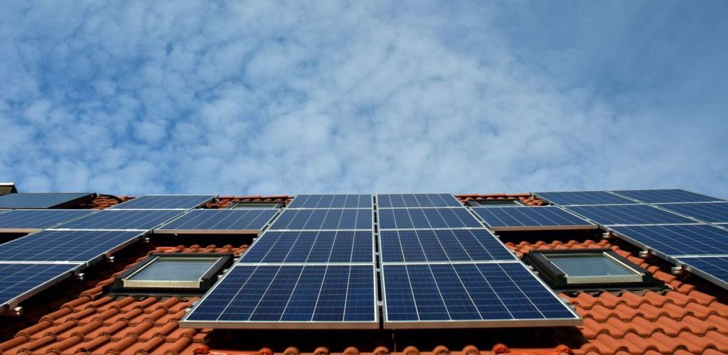 A adoção de tecnologias sustentáveis, como energia solar pode exigir aumentos
