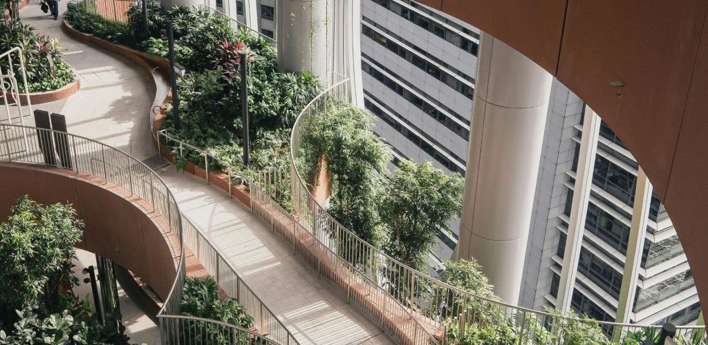 Jardins, por exemplo, podem passar por reformas paisagísticas, podas estruturais ou replantio de espécies mais resistentes ao frio