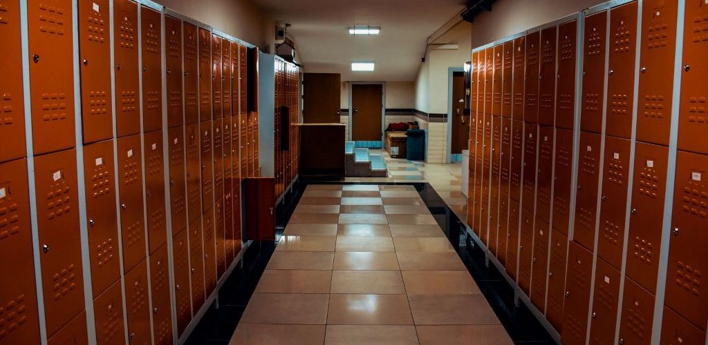 O armário inteligente é uma solução tecnológica que automatiza a entrega e a retirada de encomendas em condomínios