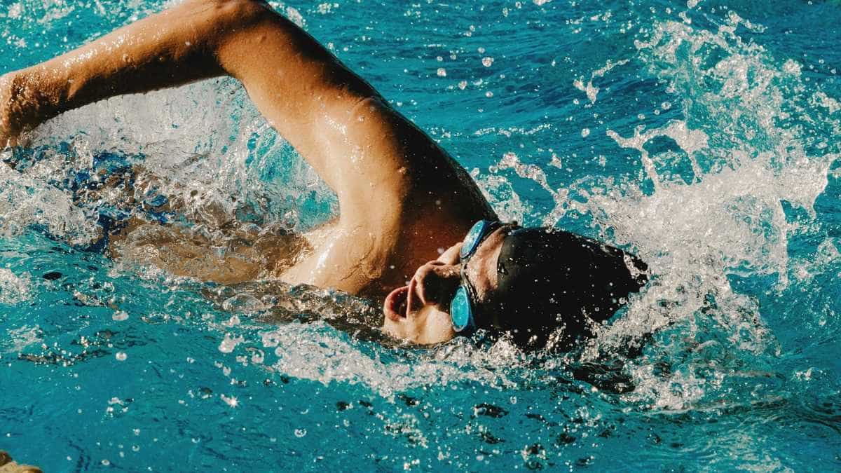 Manutenção de piscina em condomínio envolve frequência e controle químico adequados