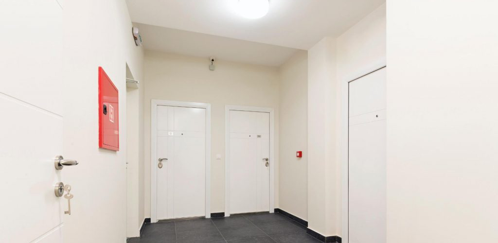 objetos na porta do apartamento mudanças