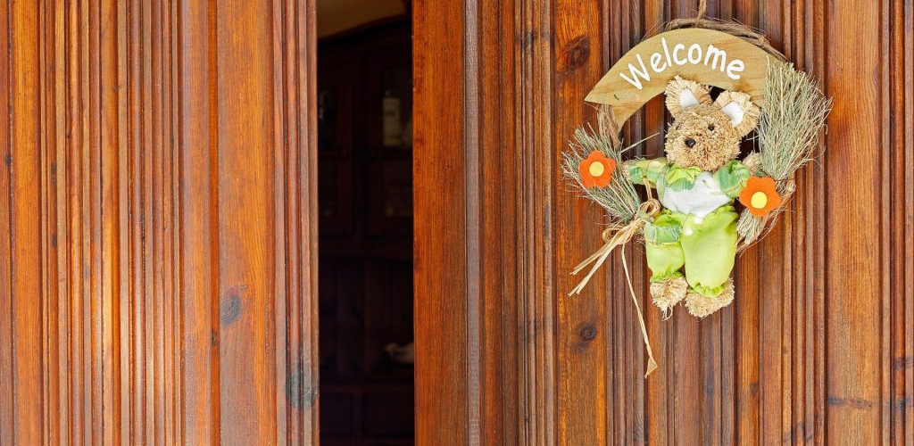 objetos na porta do apartamento mudanças