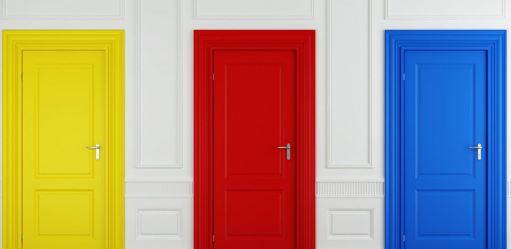 objetos na porta do apartamento mudanças