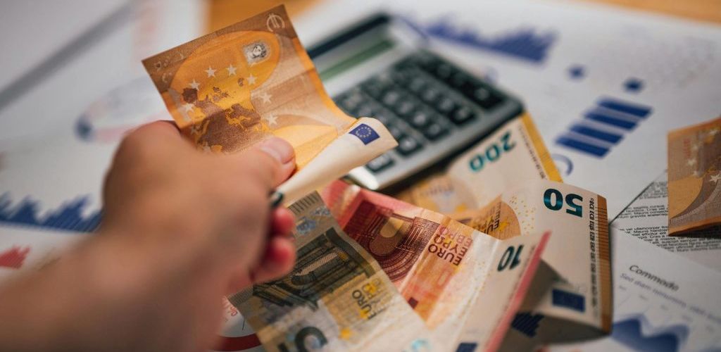 O síndico também não pode, por iniciativa própria impor novas taxas condominiais
